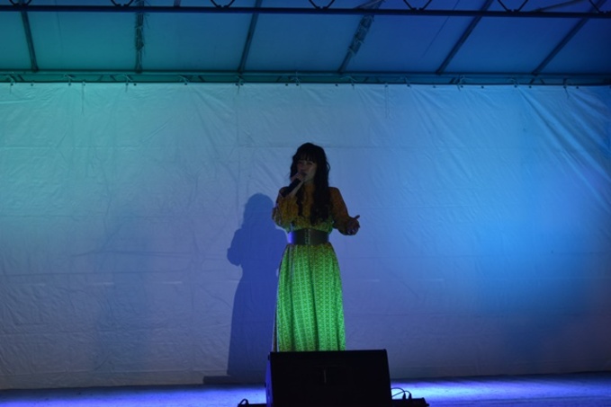 愛津咲さんによるライブ様子