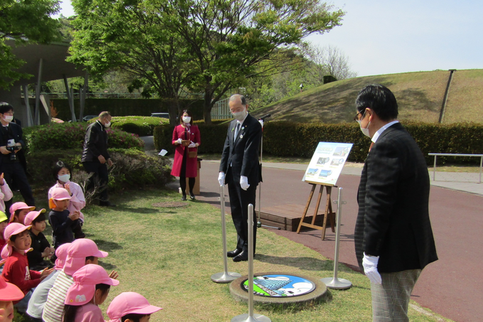 理事長・市長によりデザインマンホールお披露目